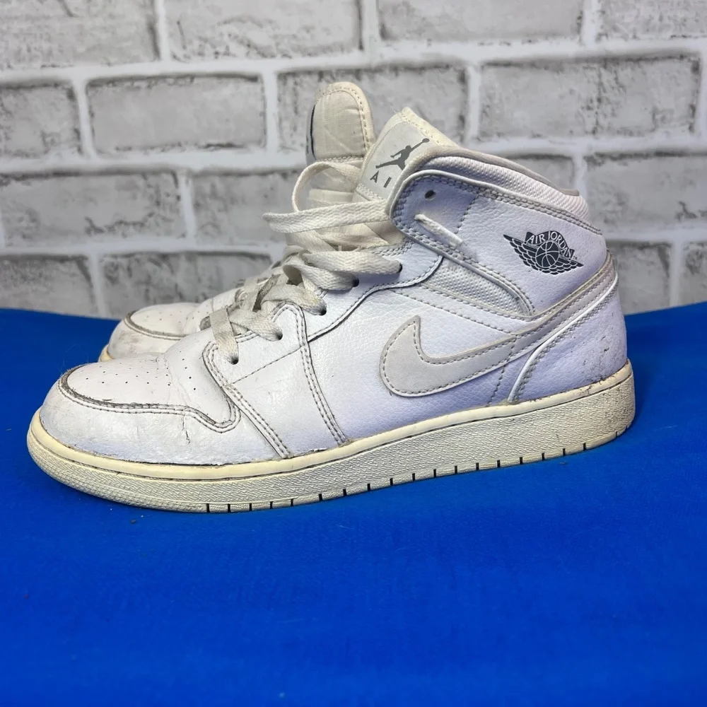 |•NIKE•| Pre-loved White High Tops Size 7Y